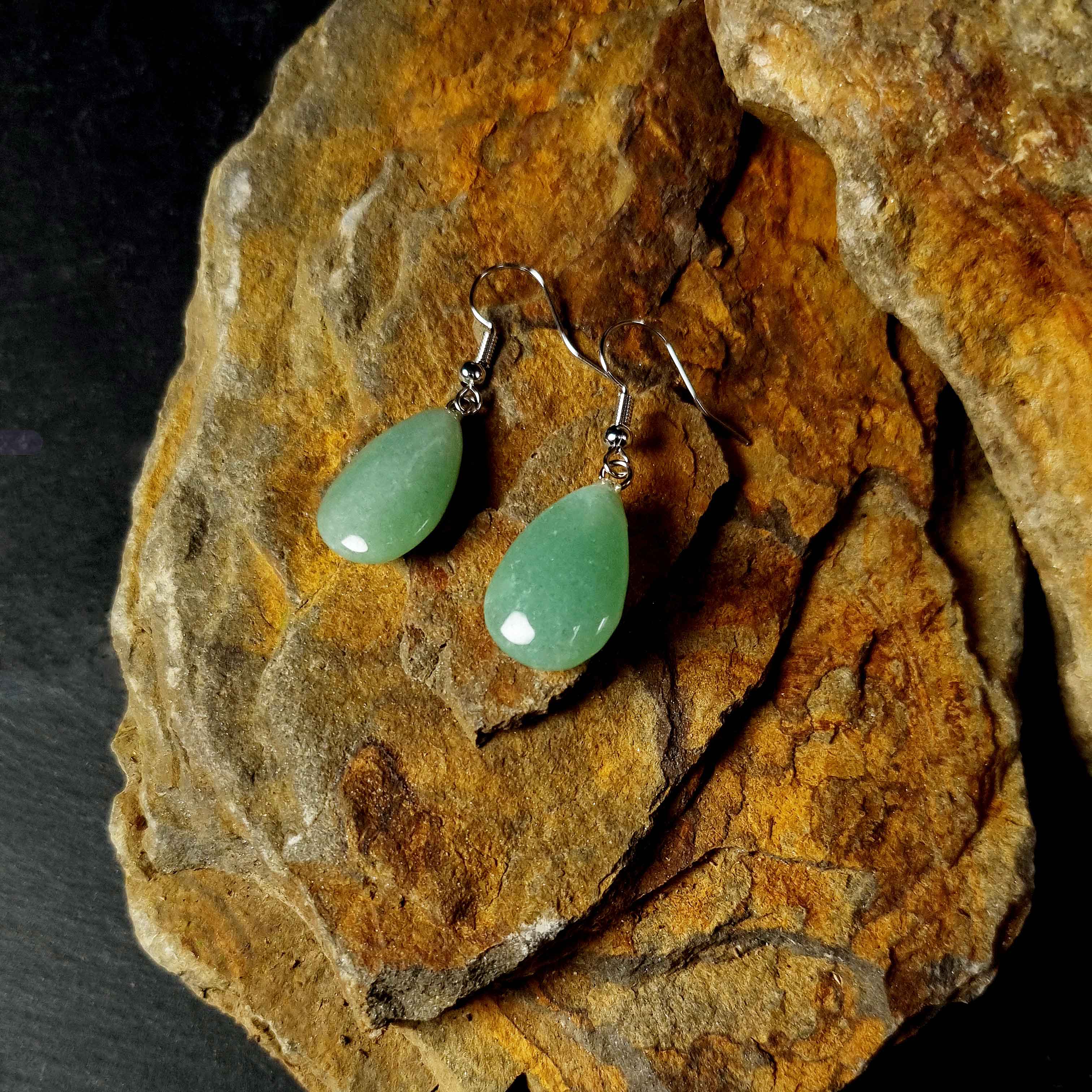 Groene edelstenen oorbellen met aventurien in druppel vorm en sterling zilver (925) liggend op steen | Green Aventurine Drop