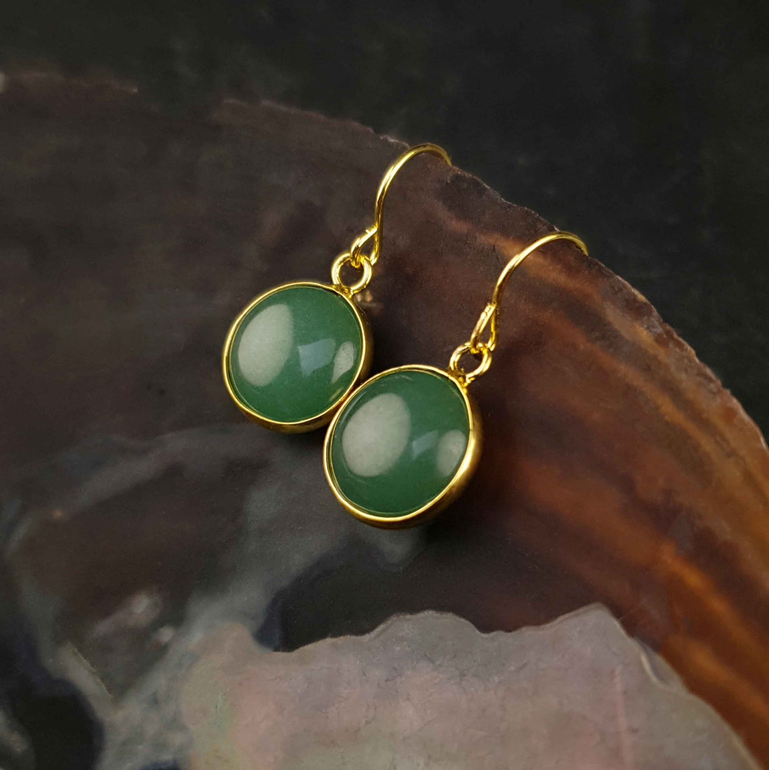 Groene edelstenen oorbellen met aventurien en goud edelstaal hangend in schelp | Green Aventurine Gold Round