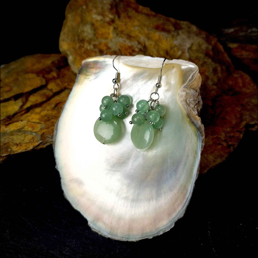 Groene edelstenen oorbellen met aventurien en sterling zilver (925) hangend aan witte schelp | Green Aventurine Grape