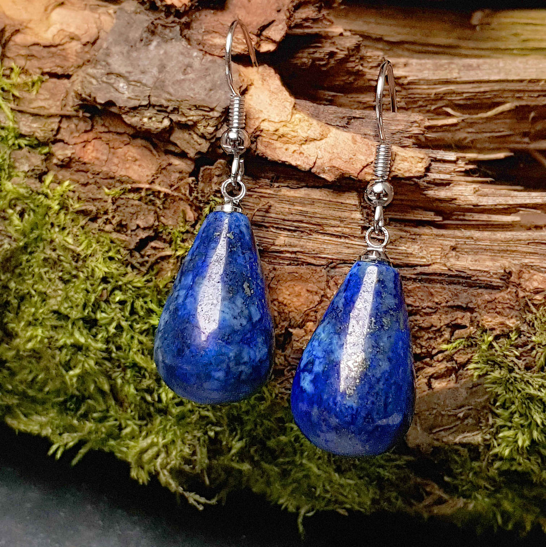 Blauwe edelstenen oorbellen met lapis lazuli en sterling zilver (925) met achtergrond hout | Lapis Lazuli Big Drop