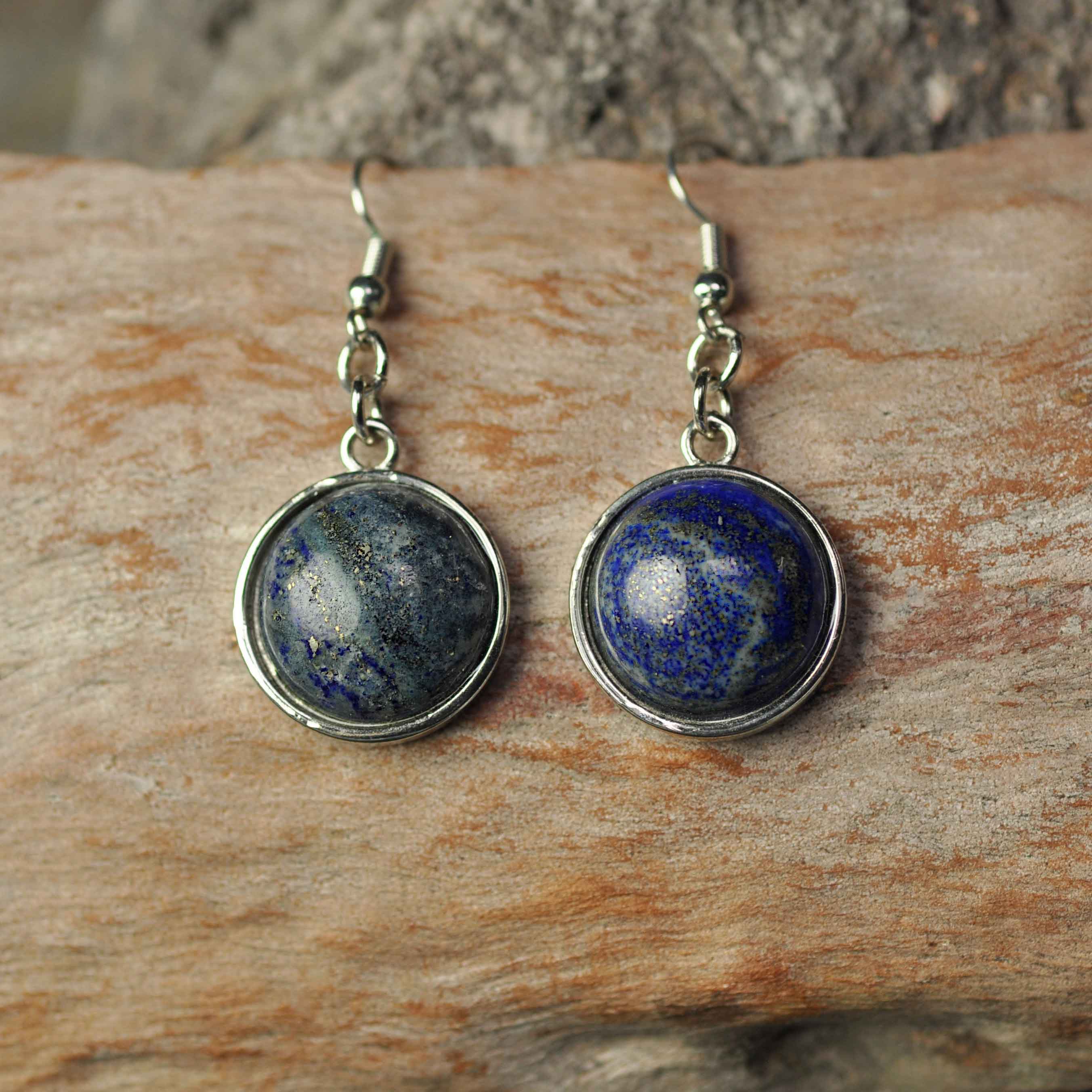 Blauwe edelstenen oorbellen met ronde lapis lazuli en sterling zilver (925) liggend op hout | Lapis Lazuli Round