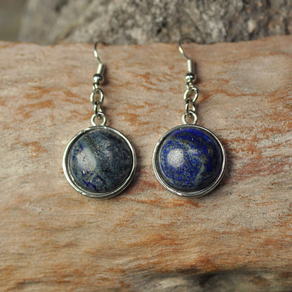 Blauwe edelstenen oorbellen met ronde lapis lazuli en sterling zilver (925) liggend op hout | Lapis Lazuli Round