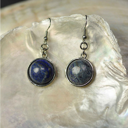 Blauwe edelstenen oorbellen met ronde lapis lazuli en sterling zilver (925) liggend in witte schelp | Lapis Lazuli Round