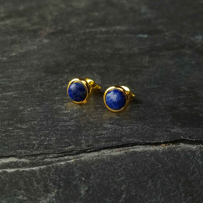 Blauwe edelstenen oorbellen met lapis lazuli, lapis lazuli oorknopjes liggend op leisteen, vooraanzicht | Lapis Lazuli Small Gold