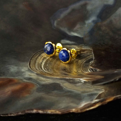 Blauwe edelstenen oorbellen met lapis lazuli, lapis lazuli oorknopjes liggend in schelp, zijaanzicht | Lapis Lazuli Small Gold