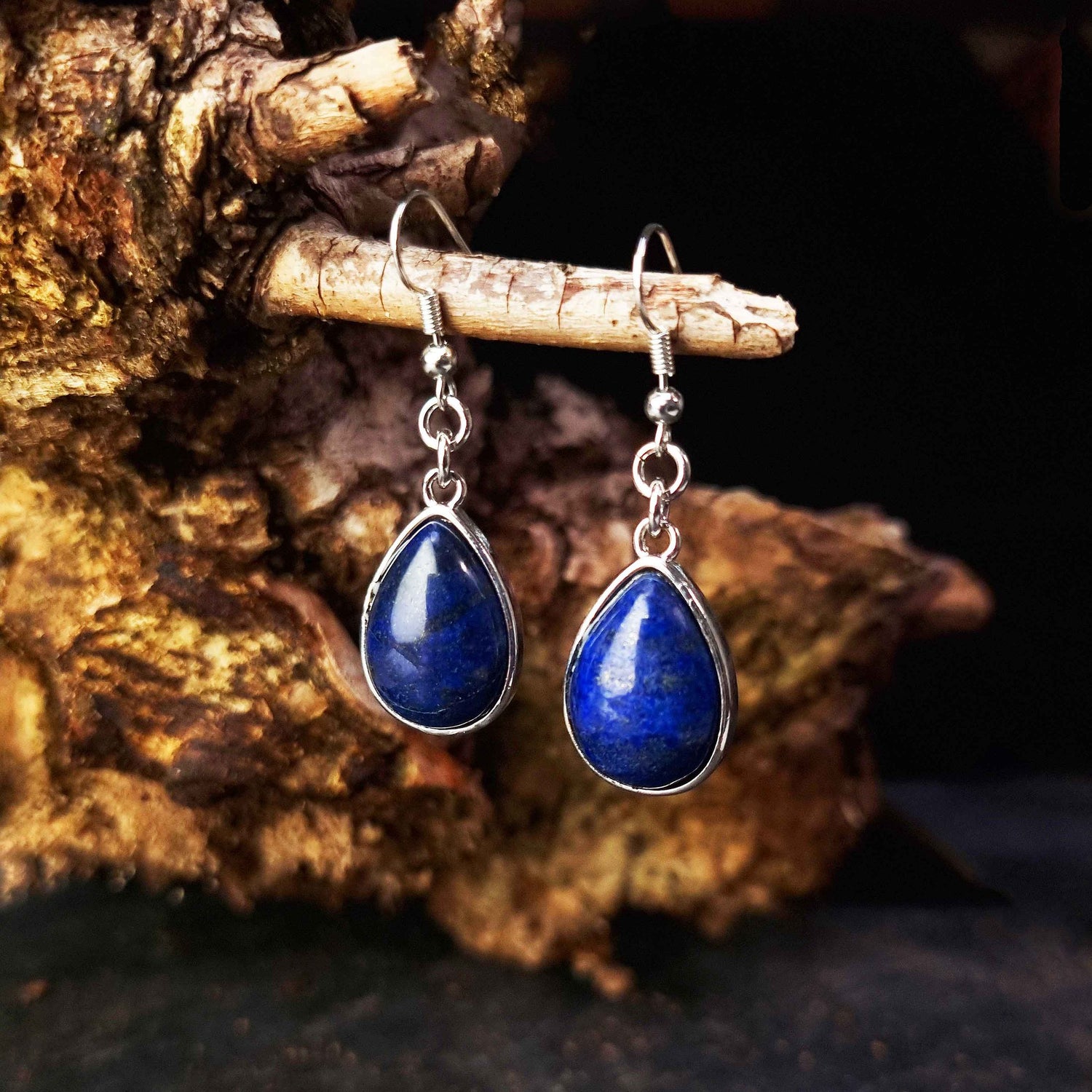 Blauwe edelstenen oorbellen met lapis lazuli en sterling zilver (925) hangend aan tak | Lapis Lazuli Teardrop