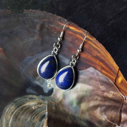 Blauwe edelstenen oorbellen met lapis lazuli en sterling zilver (925) liggend in schelp | Lapis Lazuli Teardrop