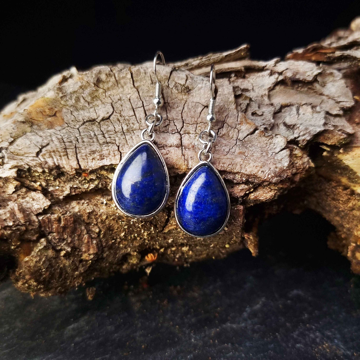 Blauwe edelstenen oorbellen met lapis lazuli en sterling zilver (925), vooraanzicht | Lapis Lazuli Teardrop