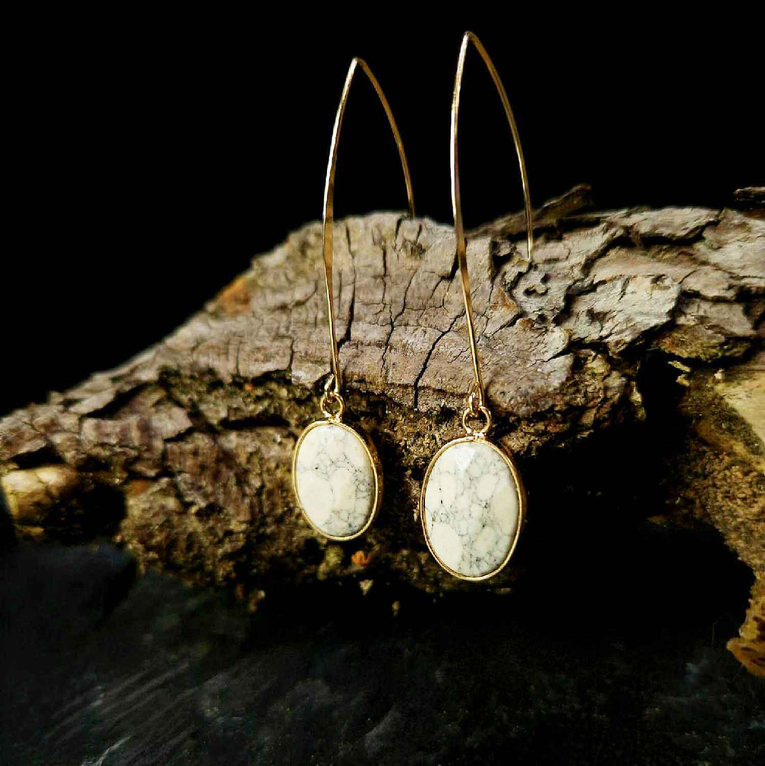 Lange edelstenen oorbellen met howliet en goud hangend aan stronk | Long Howlite Gold