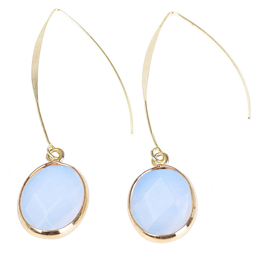 Lange licht blauwe edelstenen oorbellen met opaal en goud | Long Sea Opal Gold