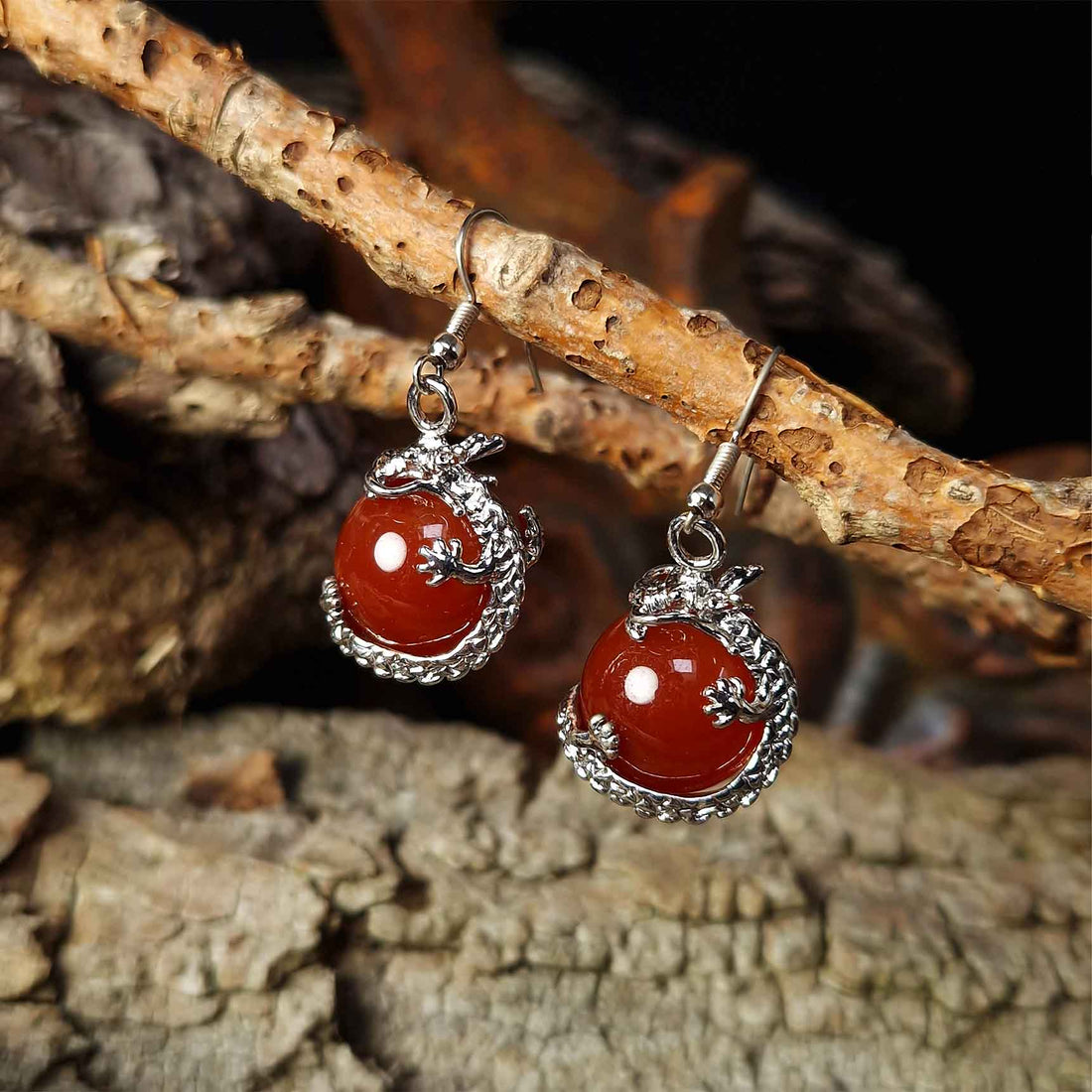 Edelstenen oorbellen met rood koraal, zilveren draak en sterling zilver (925) hangend aan tak | Red Agate Dragon