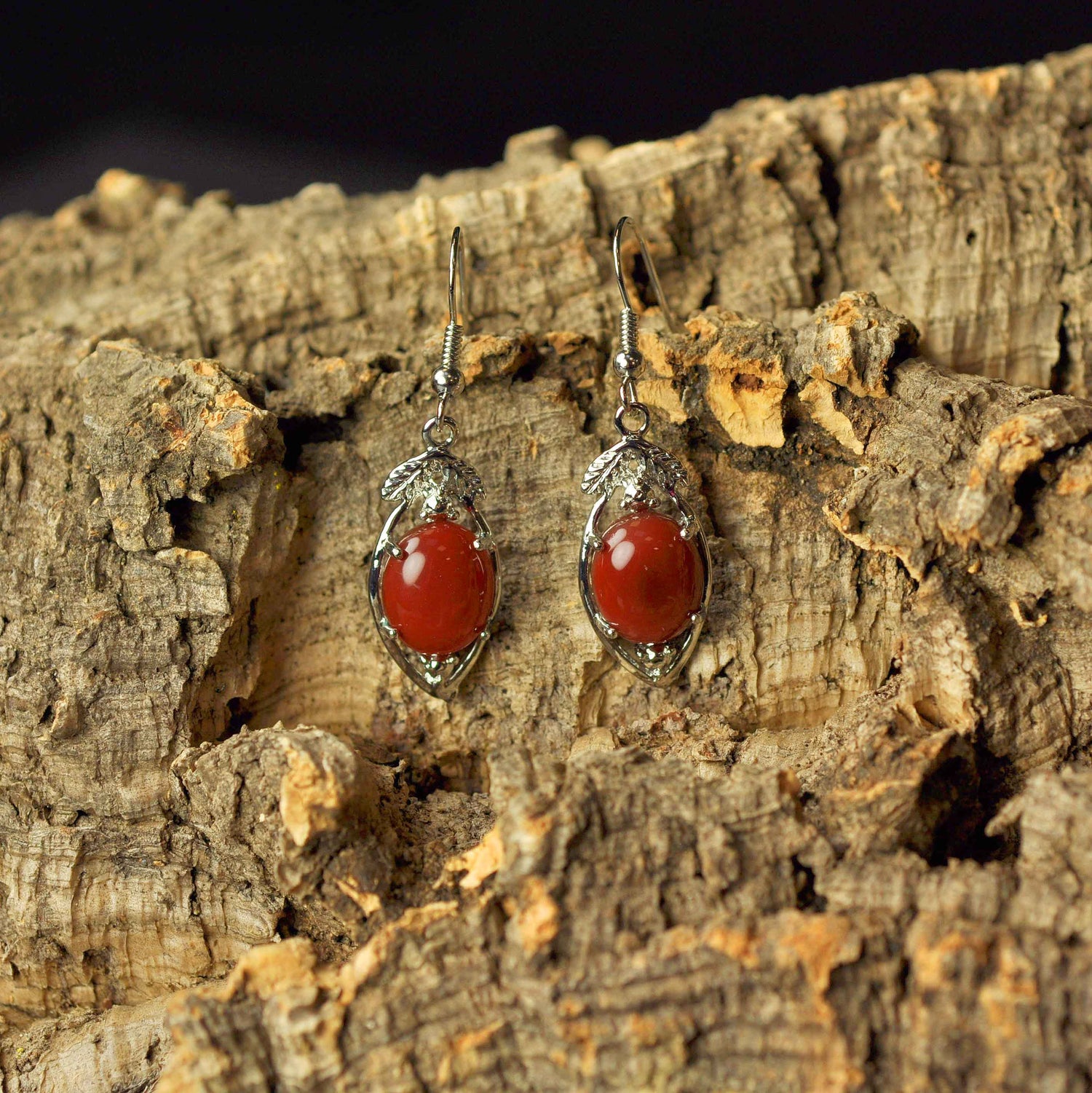 Edelstenen oorbellen met rode agaat en sterling zilver (925), hangend aan schors | Red Agate Leaf