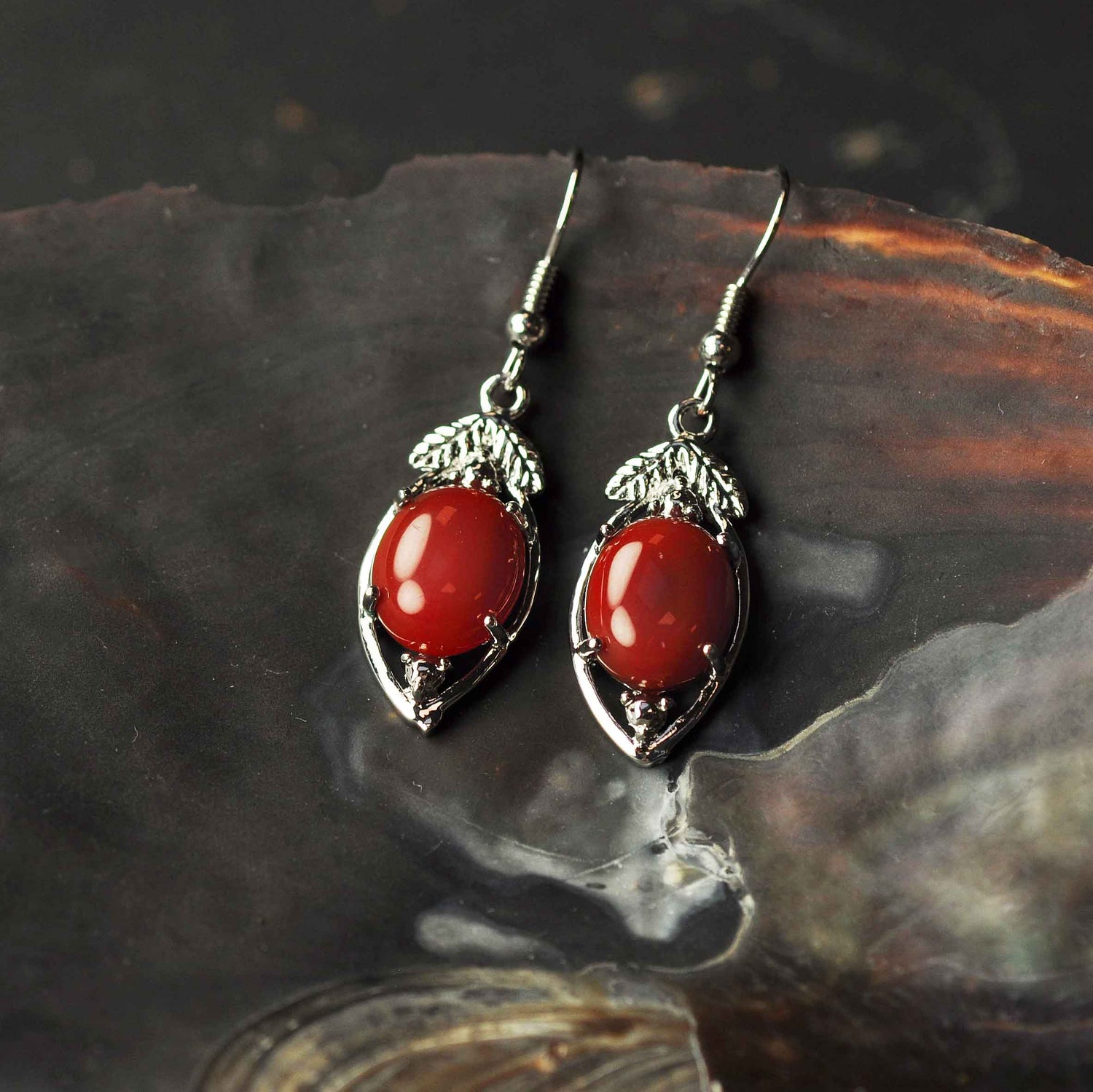 Edelstenen oorbellen met rode agaat en sterling zilver (925), hangend aan schelp | Red Agate Leaf