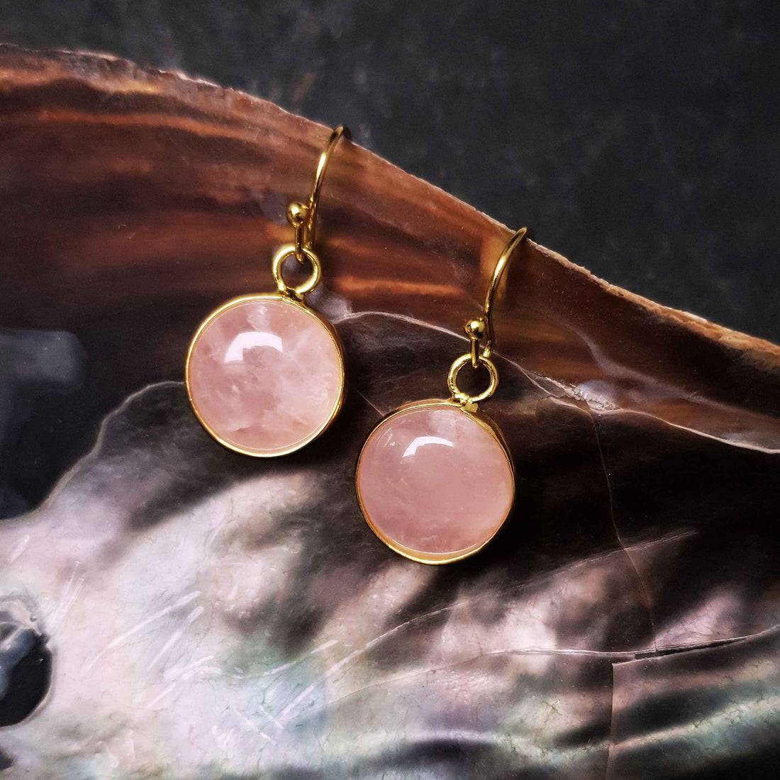 Roze edelstenen oorbellen met rozenkwarts en goud edelstaal hangend in schelp | RosƩ Quartz Gold Round