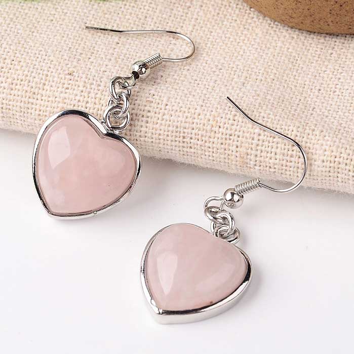 Roze edelstenen oorbellen met rozenkwarts in hart vorm en sterling zilver (925) liggend | Rosé Quartz Silver Heart