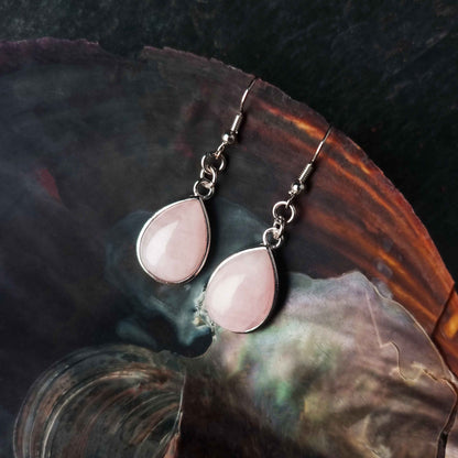 Roze edelstenen oorbellen met sterling zilver hangen aan schelp | Rose Quartz Teardrop