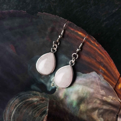 Licht roze edelstenen oorbellen met rozenkwarts en sterling zilver hangen aan schelp | Rose Quartz Teardrop