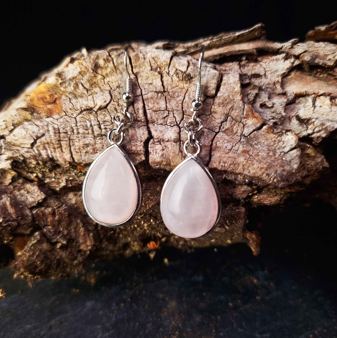 Licht roze edelstenen oorbellen met rozenkwarts en sterling zilver hangend aan schors | Rose Quartz Teardrop