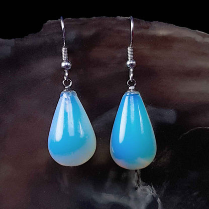 Blauwe edelstenen oorbellen met zee opaal en sterling zilveren oorbelhaakjes hangend aan bruine schelp  Sea Opal Big Drop