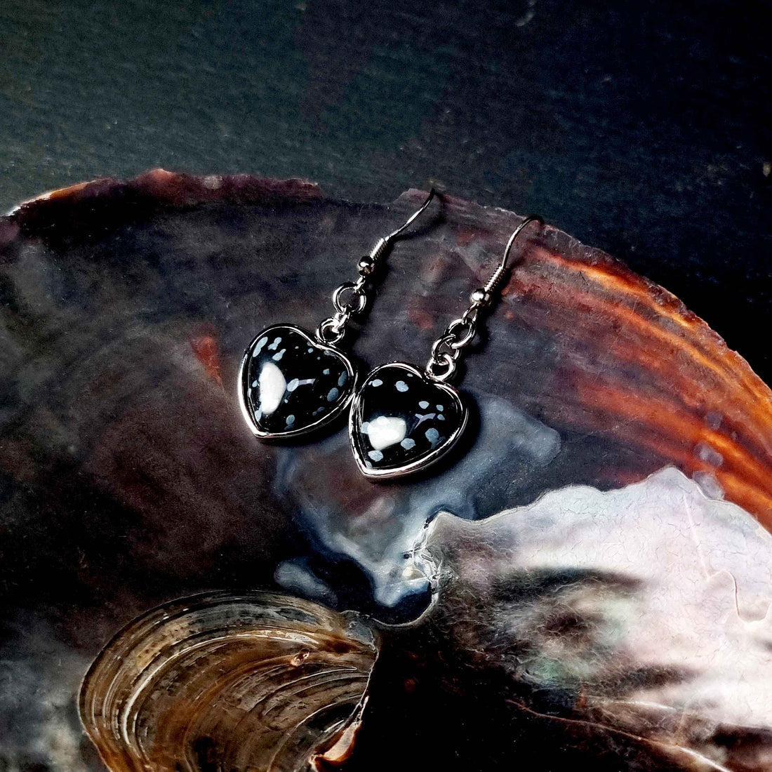 Grijze edelstenen oorbellen met sterling zilver (925) en sneeuw obsidiaan hangend in schelp | Snowflake Obsidian Silver Heart