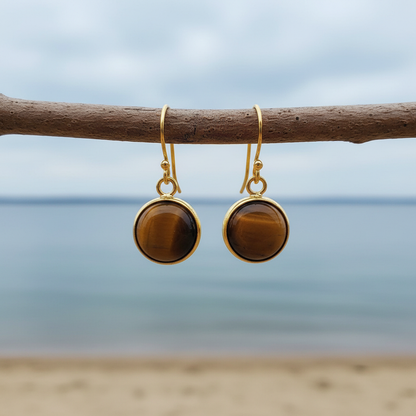 Bruine edelstenen oorbellen met tijgeroog en goud edelstaal hangend aan takje | Tiger Eye Gold Round