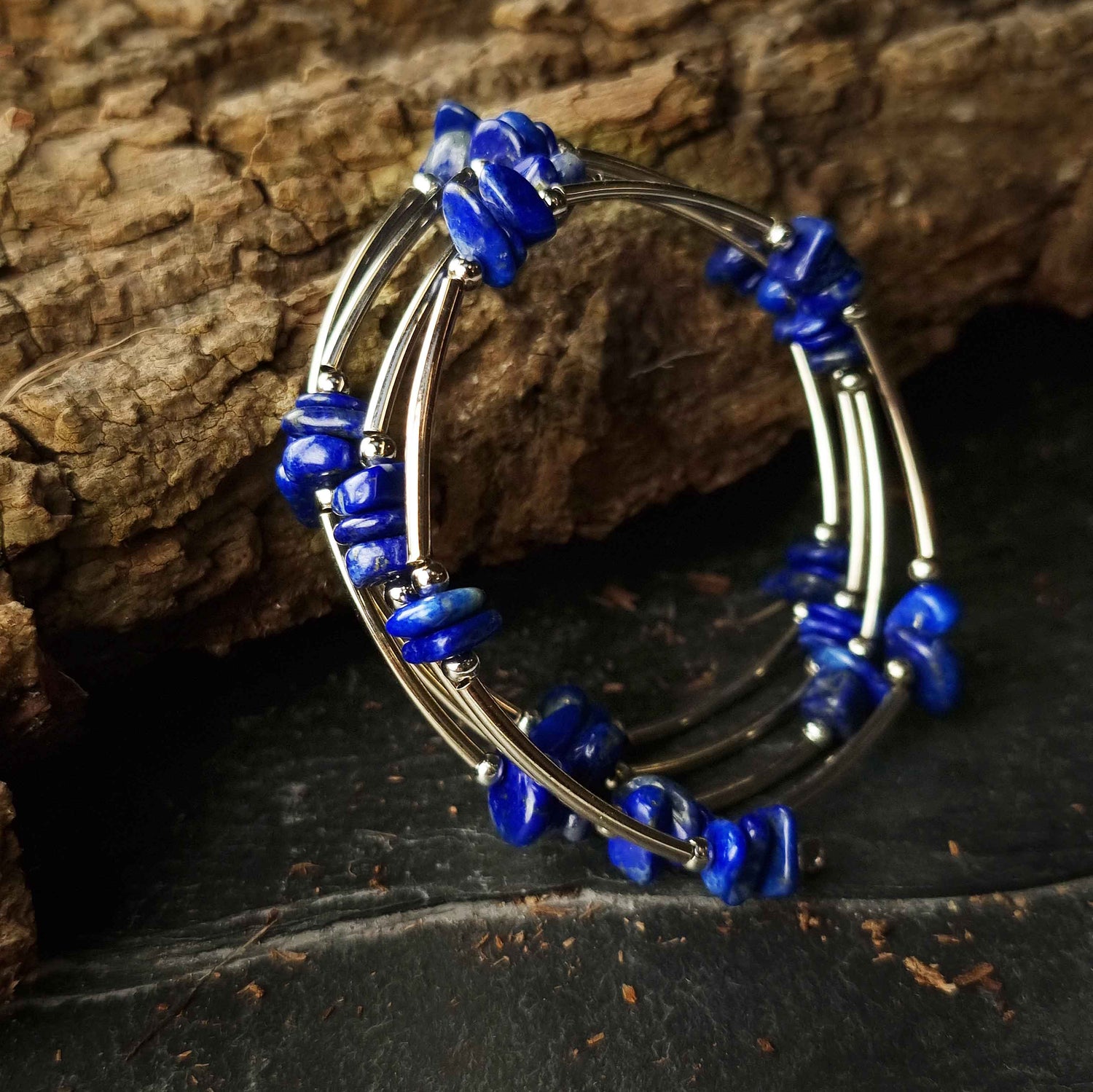 Blauw edelstenen armband liggend tegen schors | Wrap Lapis Lazuli Chip