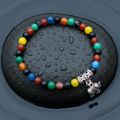 Edelstenen armband met verschillende kleuren agaat en zilver antiek bedeltje met olifant liggend op steen in water, elastisch | Agate Mix Elephant