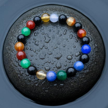 Edelstenen armband met verschillende kleuren agaat stenen liggend op steen in water, elastisch | Agate Mix