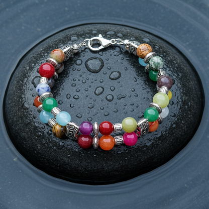 Edelstenen armband met verschillende edelstenen liggend op steen in water | Colorfull Gemstones