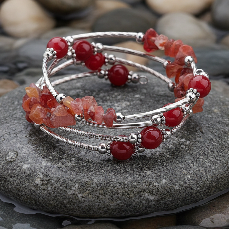 Rood edelstenen wikkelarmband met rode agaat liggend op steen in water | Four Loops Wrap Red Agate
