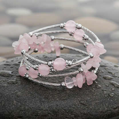 Roze edelstenen wikkelarmband met rozenkwarts liggend op steen in water | Four Loops Wrap Rose Quartz
