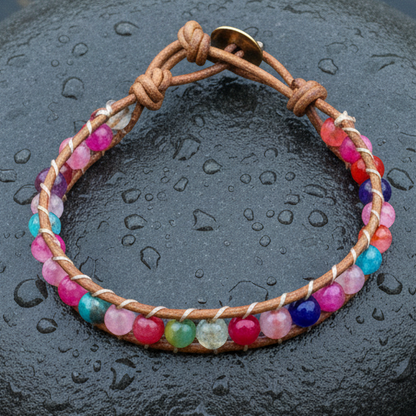 Edelstenen armband met verschillend edelstenen en leer liggend op steen | Wrap Agate Mix
