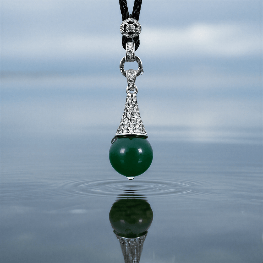 Groene agaat hanger met kristallen boven water