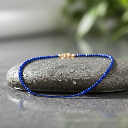 Blauw edelstenen armband met facet geslepen lapis lazuli en goud edelstaal hangend in water | Lapis Lazuli Mini