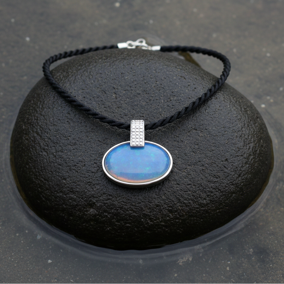 Blauwe edelstenen ketting met zee opaal liggend op steen in water | Nadja