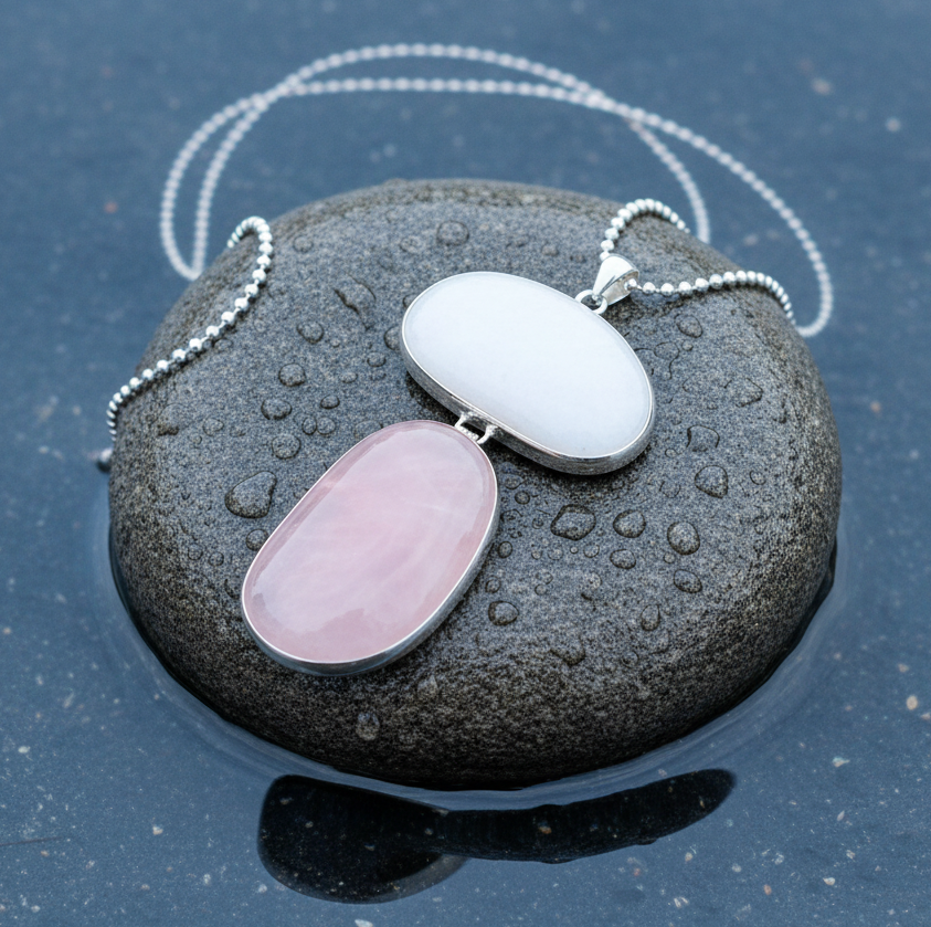 Roze en witte edelstenen ketting met rozenkwarts hanger liggend op steen | Rosé Quartz White Stone