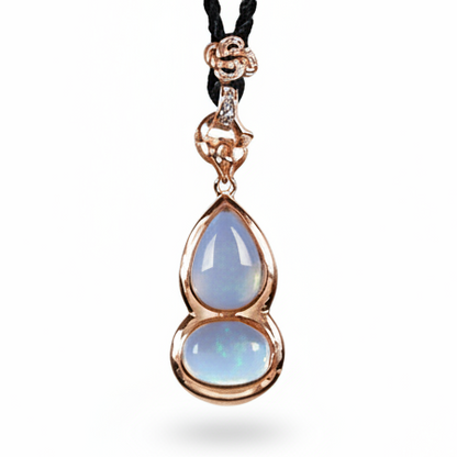 Sea opal ketting op witte achtergrond