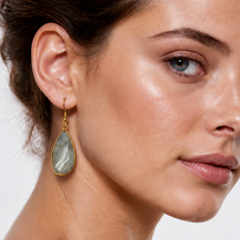 Edelstenen oorbellen met labradoriet en goud edelstaal op model | Big Teardrop Labradorite Gold