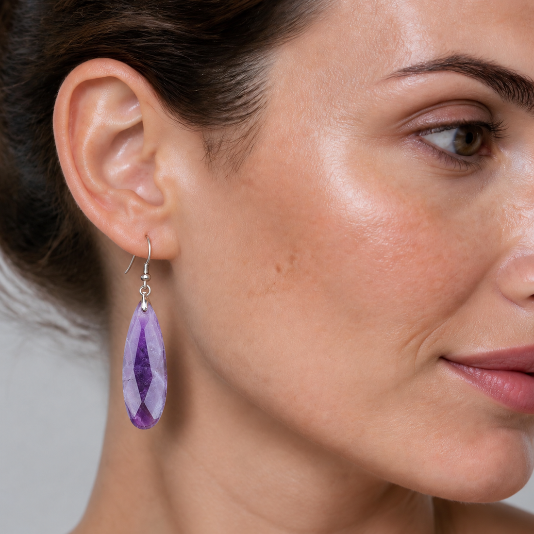 Paarse edelstenen oorbellen met sterling zilver (925) op model | Big Long Drop Amethyst