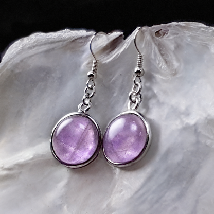 Licht paarse edelstenen oorbellen met amethist en sterling zilver (925), liggend in schelp | Amethyst Round
