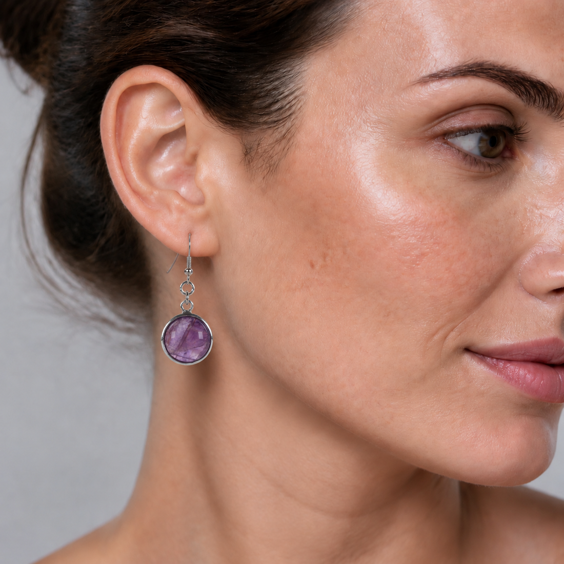Paarse edelstenen oorbellen met amethist en sterling zilver (925) op model | Amethyst Round