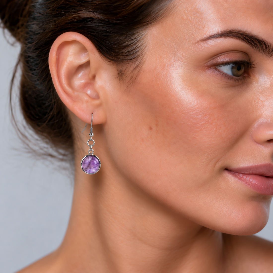 Licht paarse edelstenen oorbellen met amethist en sterling zilver (925) op model | Amethyst Round