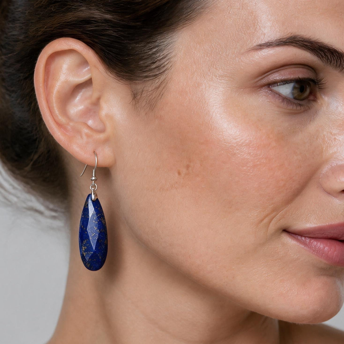 Lange blauwe edelstenen oorbellen met lapis lazuli en sterling zilver (925) op model | Big Drop Lapis Lazuli