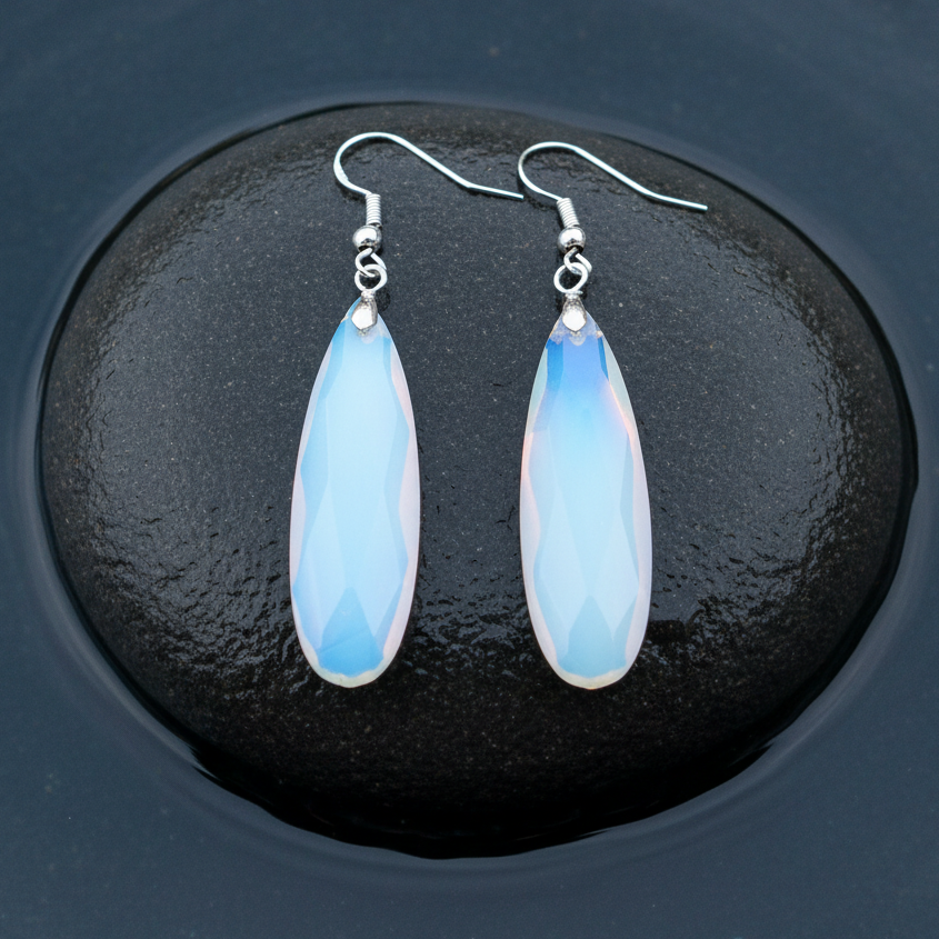 Lange licht blauwe edelstenen oorbellen met opaal en sterling zilver (925) liggend op steen in water | Big Long Drop Sea Opal