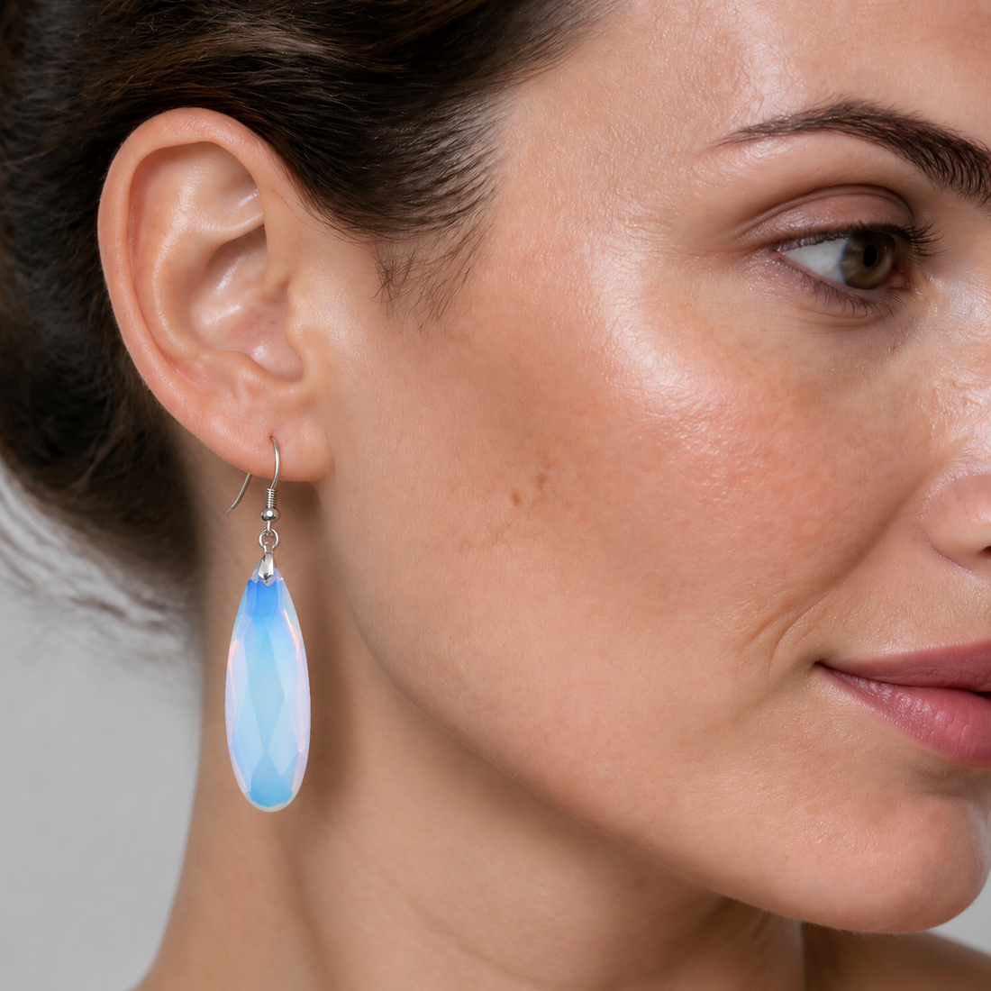 Lange licht blauwe edelstenen oorbellen met opaal en sterling zilver (925) op model | Big Long Drop Sea Opal