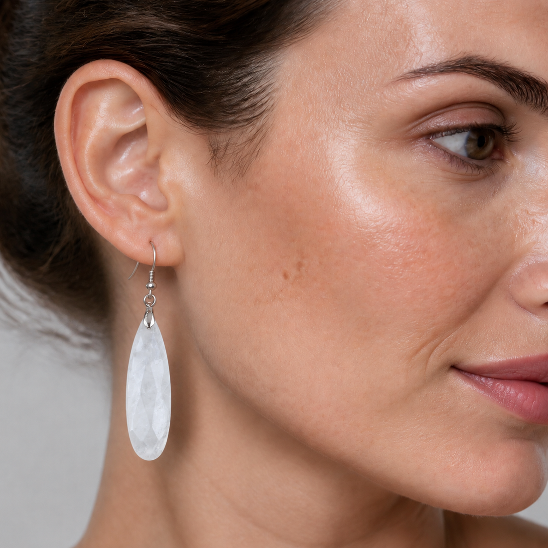 Lange witte edelstenen oorbellen met bergkristal en sterling zilver (925) op model | Big Long Drop White Crystal