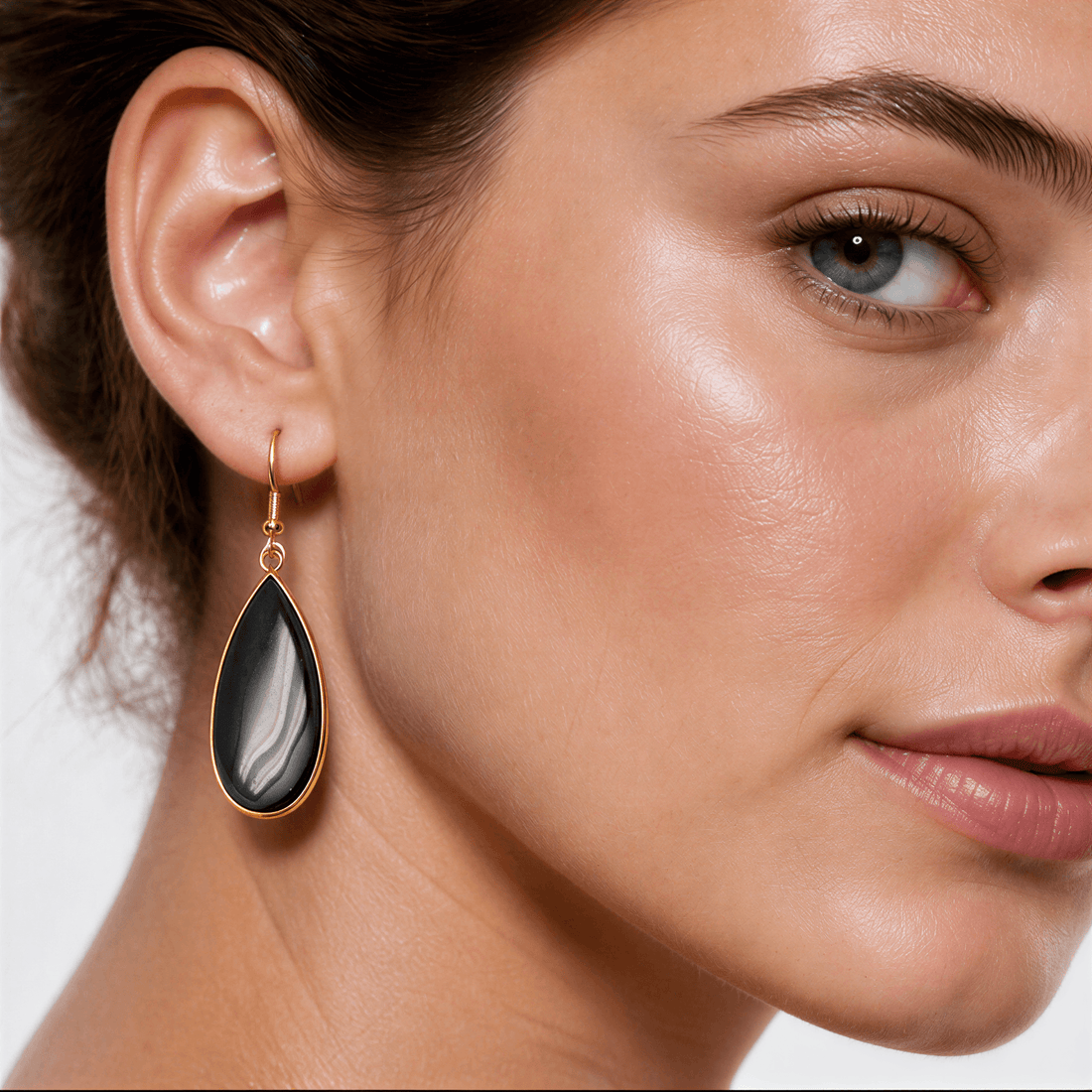 Zwarte edelstenen oorbellen met goud edelstaal op model | Big Teardrop Black Agate Gold