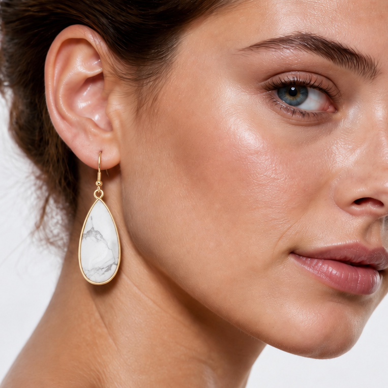 Witte edelstenen oorbellen met howliet en goud edelstaal op model | Big Teardrop Howlite Gold