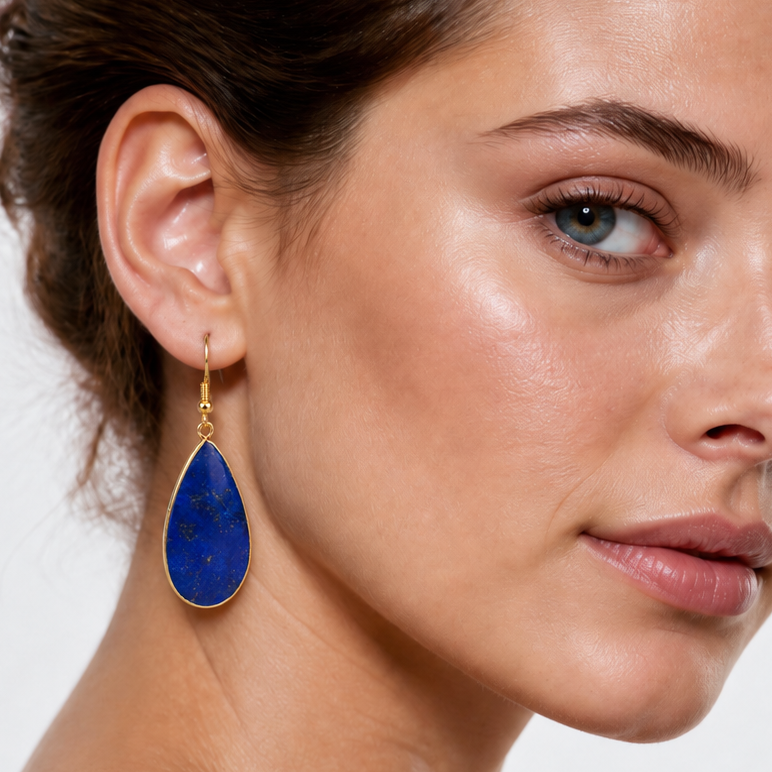 Blauwe edelstenen oorbellen met lapis lazuli en goud edelstaal op model | Big Teardrop Lapis Lazuli Gold