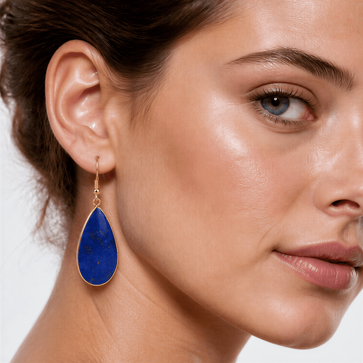 Blauwe edelstenen oorbellen met lapis lazuli en goud edelstaal op model | Big Teardrop Lapis Lazuli Gold
